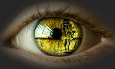Zeichen der Gewalt (Faust, eingeschüchterte Frau) spiegeln sich in der Iris des Auges