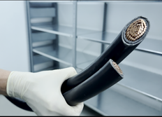 gezeigt werden zwei abgeschnittene dicke Kupferkabel