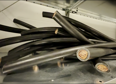 abgeschnittene und durchtrennte Kupferkabel