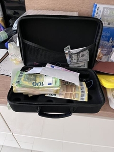 schwarzer koffer mit geld