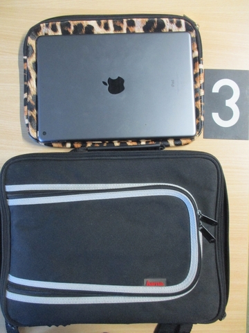 antrazitfarbendes Laptop von Apple, schwarz-graue Laptoptasche von hama