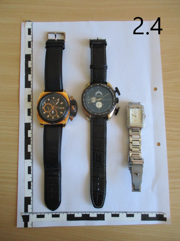 eine Armbanduhr Edelstahl, zwei Armbanduhren mit schwarzem Lederarmband