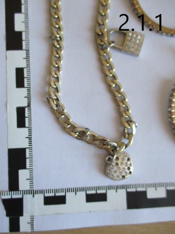 goldfarbene Halskette mit Herzanhänger und Schlossanhänger