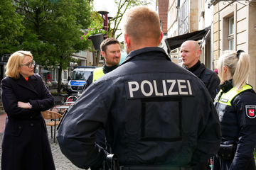 Polizei reinigt Stolpersteine in Osnabrück