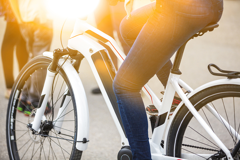 Person fährt auf Fahrrad mit weißem Rahmen