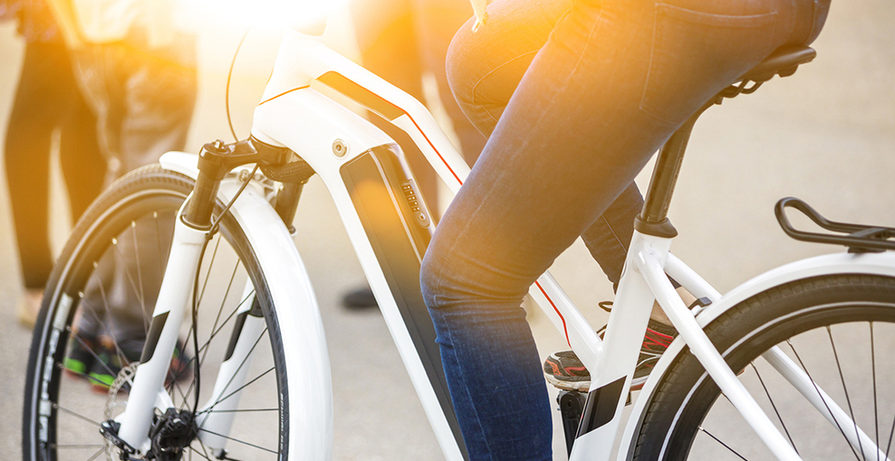 Person fährt auf Fahrrad mit weißem Rahmen