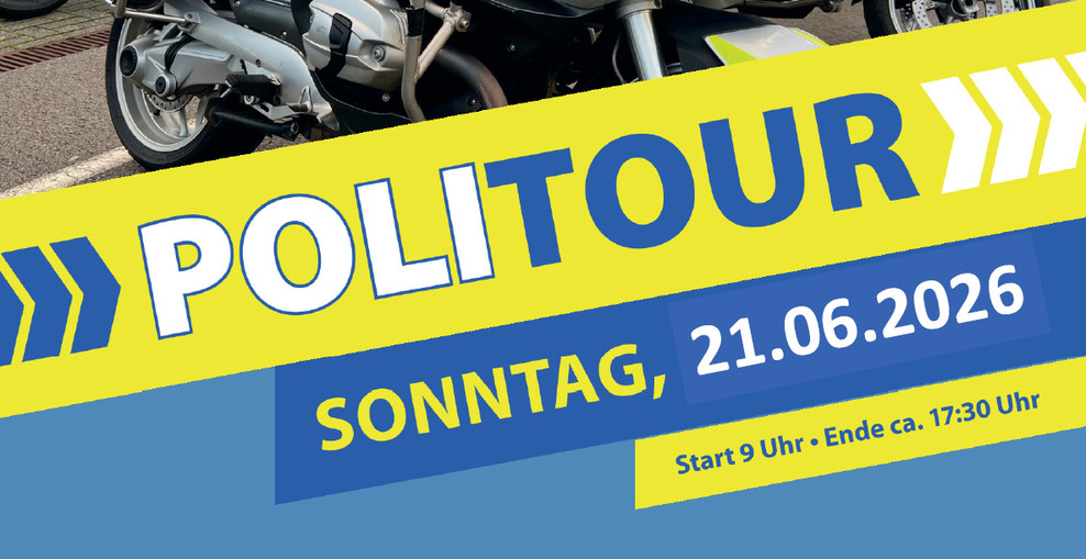 Plakat mit Polizeimotorrad mit dem Hinweis auf die Politour 2026