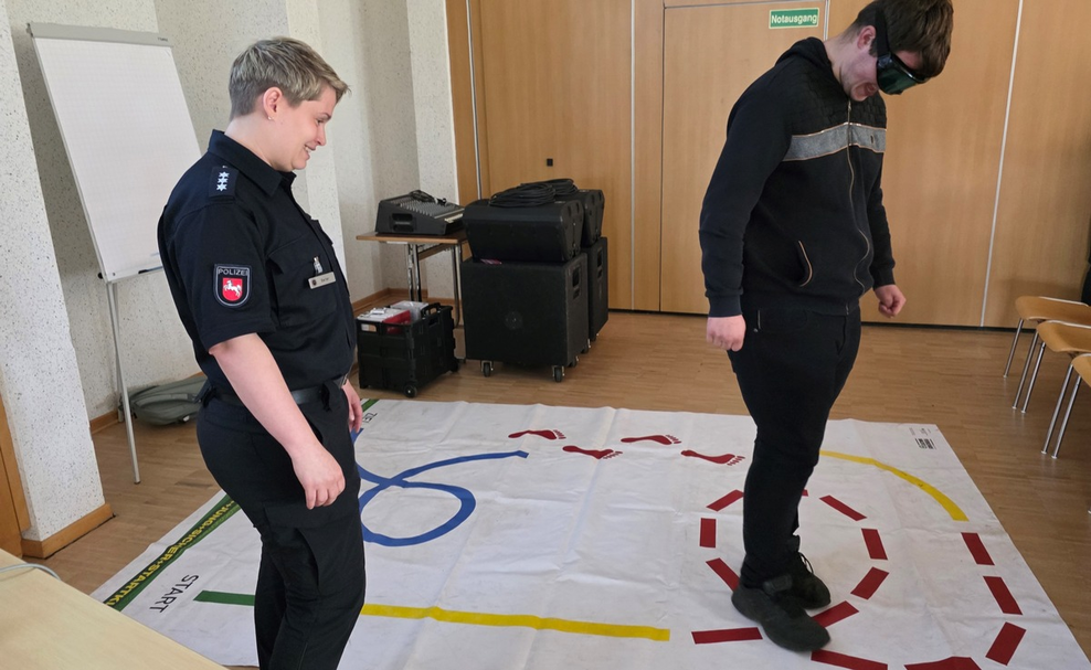 Sina Selter vom Präventionsteam des Polizeikommissariats Meppen klärte mit Hilfe von Rauschbrillen über die Auswirkungen von Alkohol und Drogen auf.