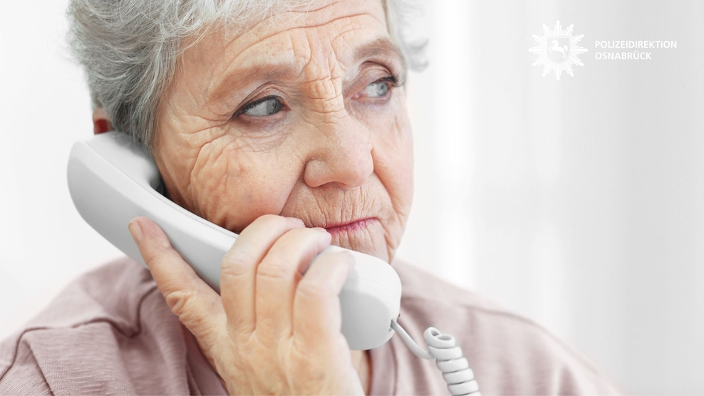 Ältere Frau gibt am Telefon ihre Kontodaten preis